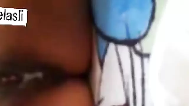 Cumshot inside a mature Arab babe's wide pussy
